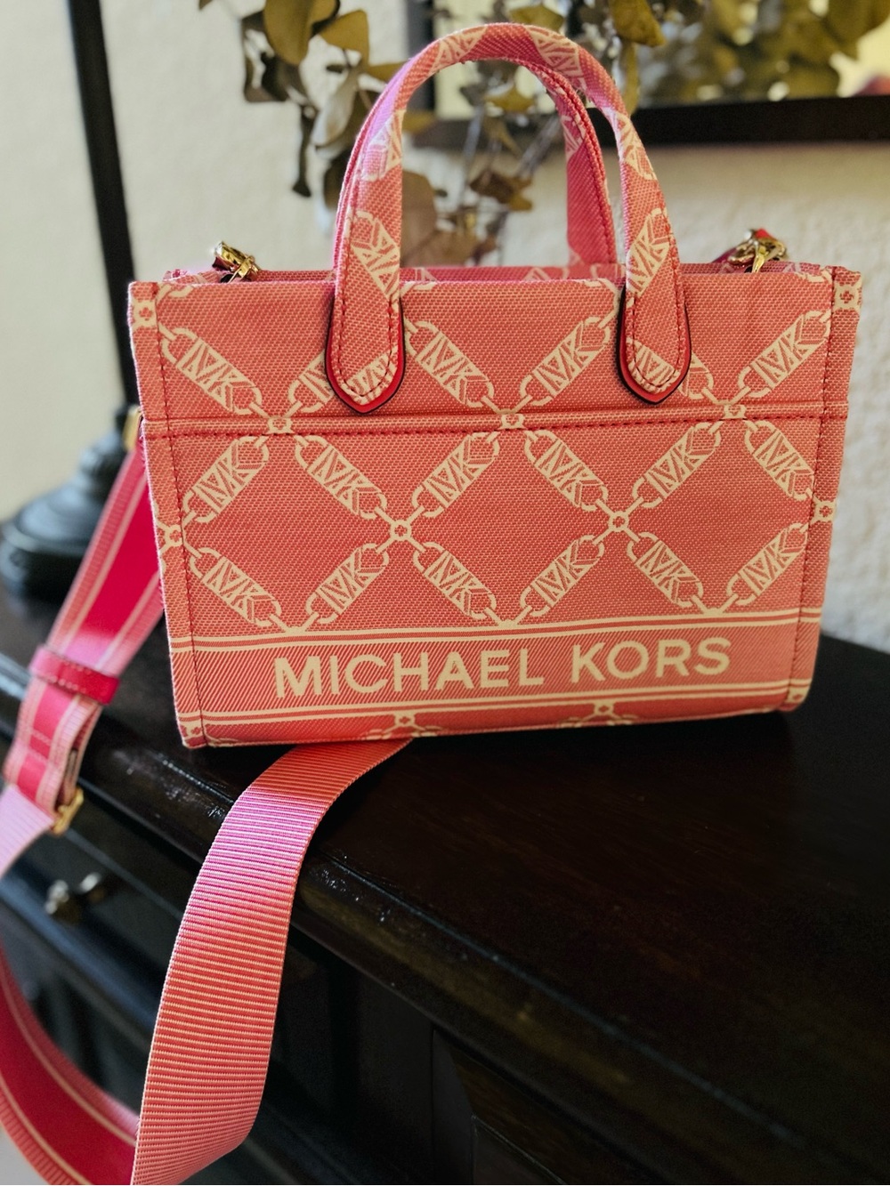 ✨ 🎀 NWT Michael Kors Pink Handbag with gold hardware